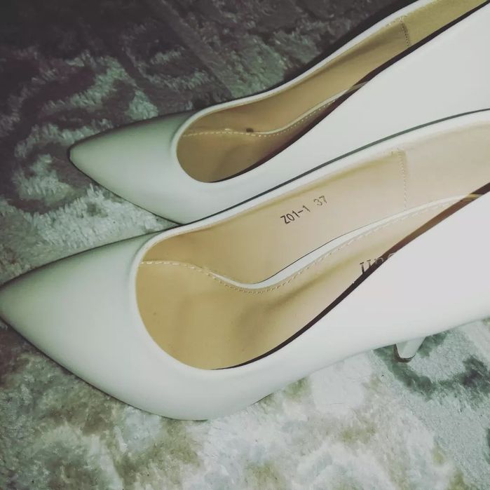 Белые удобные туфли