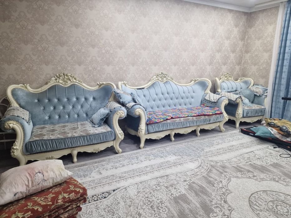 Диван в комплекте