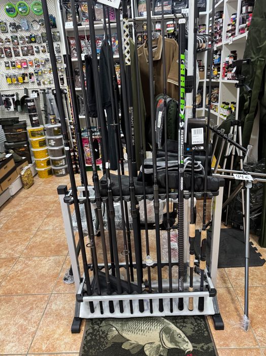 Стока и стелажи от риболовен магазин.