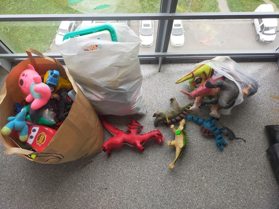 Игрушки динозавры машины и многое другое