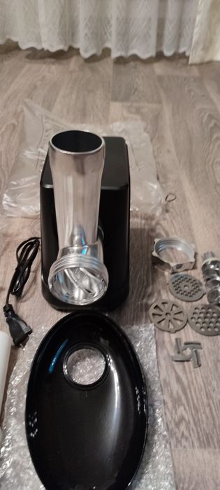 Электромясорубка новая