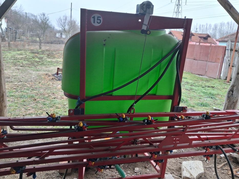Vând mașină de ierbiciidat