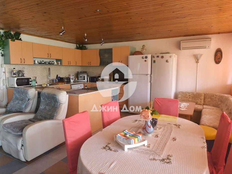 Просторна обзаведена къща с двор в гр. Бяла