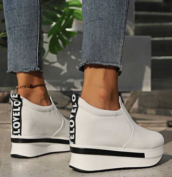 Леки пролетни бели маратонки на платформа