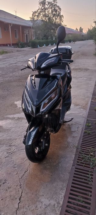 Skuter sotiladi benzinli