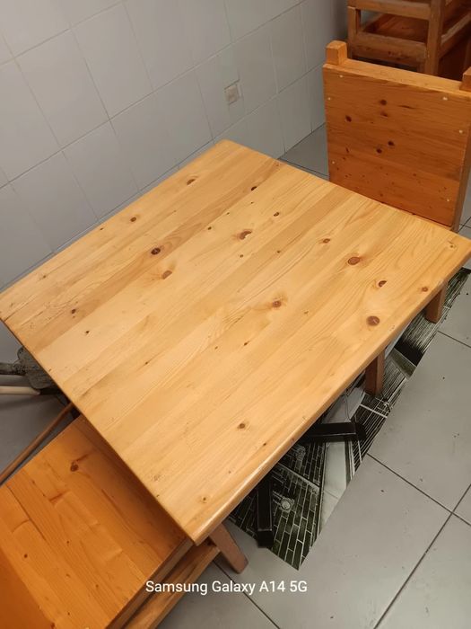 Mese cadru metalic, scaune lemn