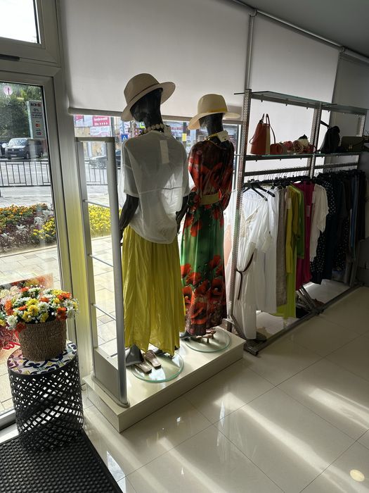 Mobilier magazin imbracaminte