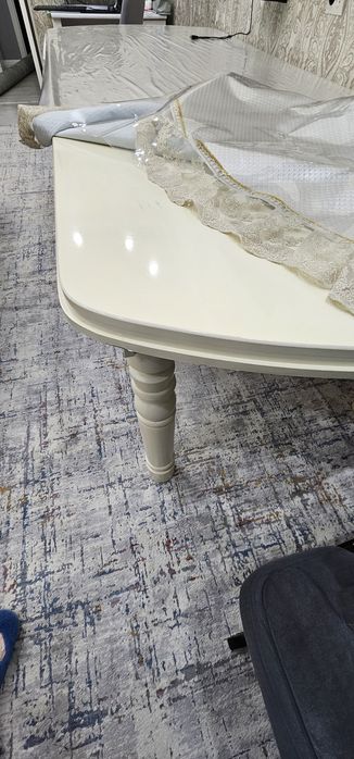 Стол  гостиной...