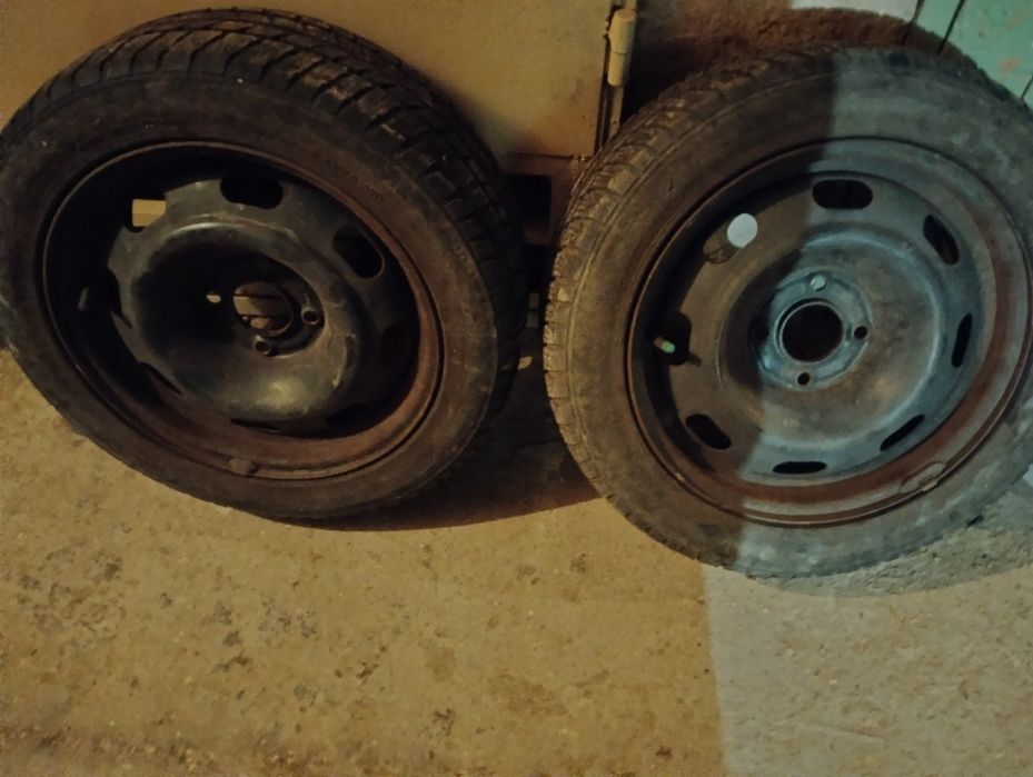 Продавам две зимни гуми с джантите.