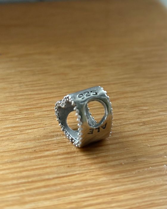 Продавам сребърен талисман за гривна