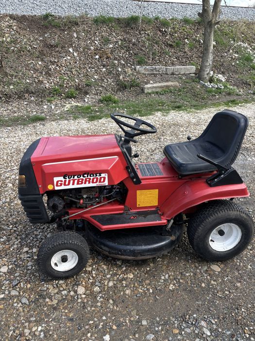 Tractoraș tuns iarba