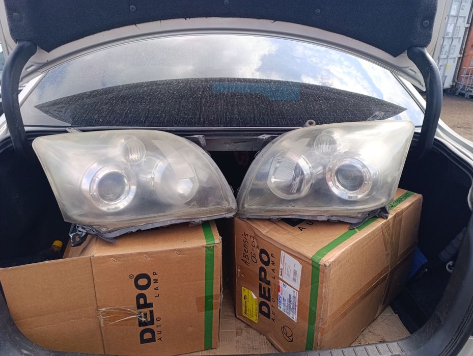 Фары авенсис 1 пара