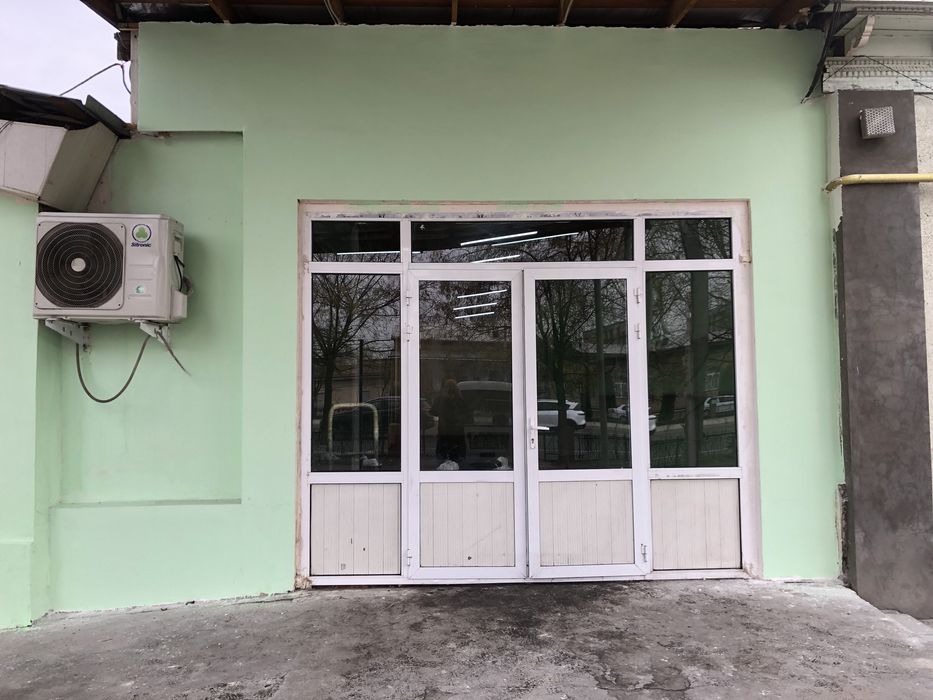 Сдается место 85кв магазинного типа 24/7