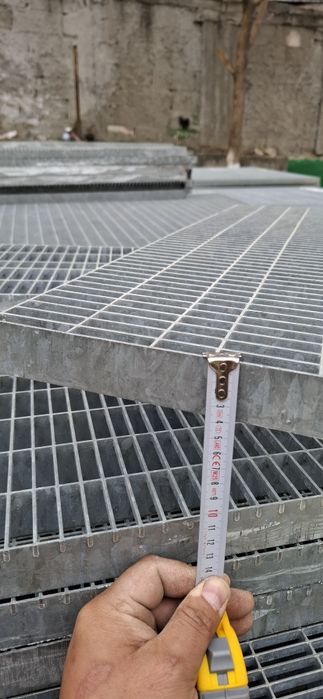 Trepte și grătare galvanizate zincate