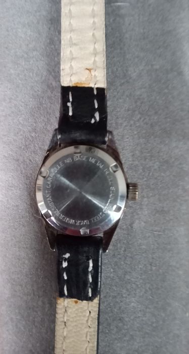 Ceas Caravelle by Bulova Suisse made Vintage Mecanism Analog  Alb Argintiu Water Resistant 30 ATM  Curea  Cutie Perfecta  Stare 399 Lei Negociabil