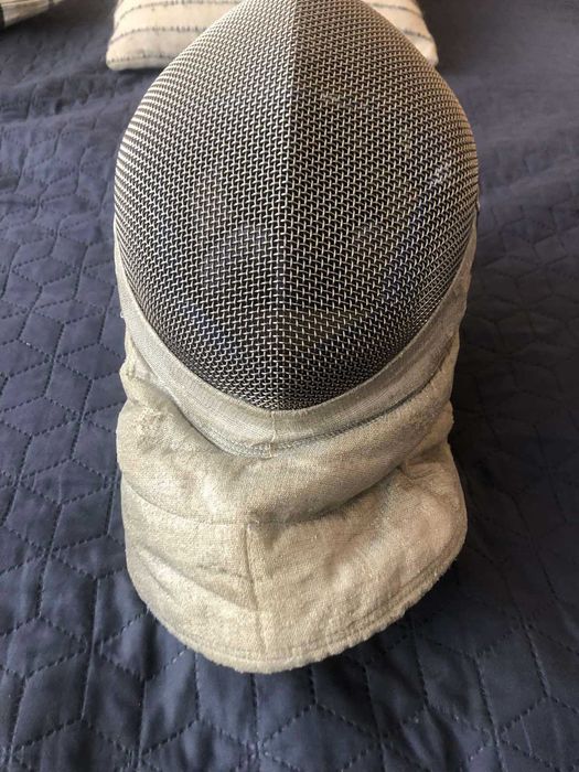 Екипировка за фехтовка на сабя, лява екипировка.