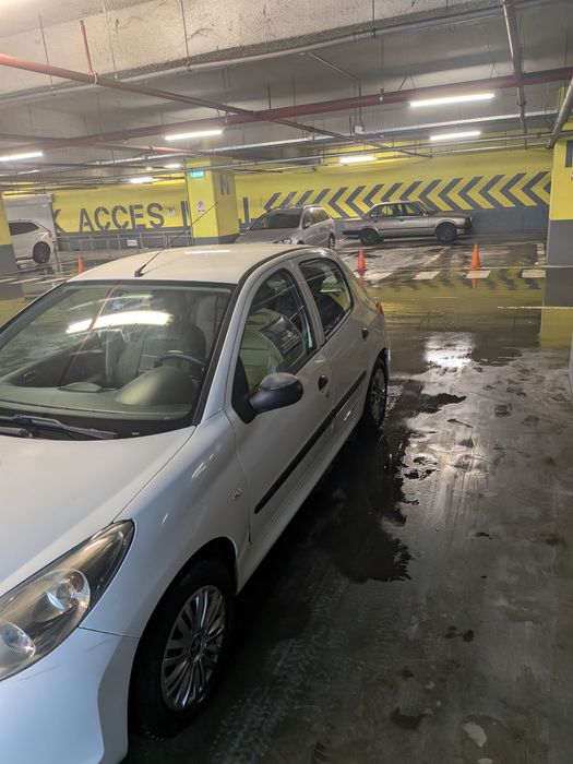 Peugeot 206+ aer conditionat ,geamuri electrice fata