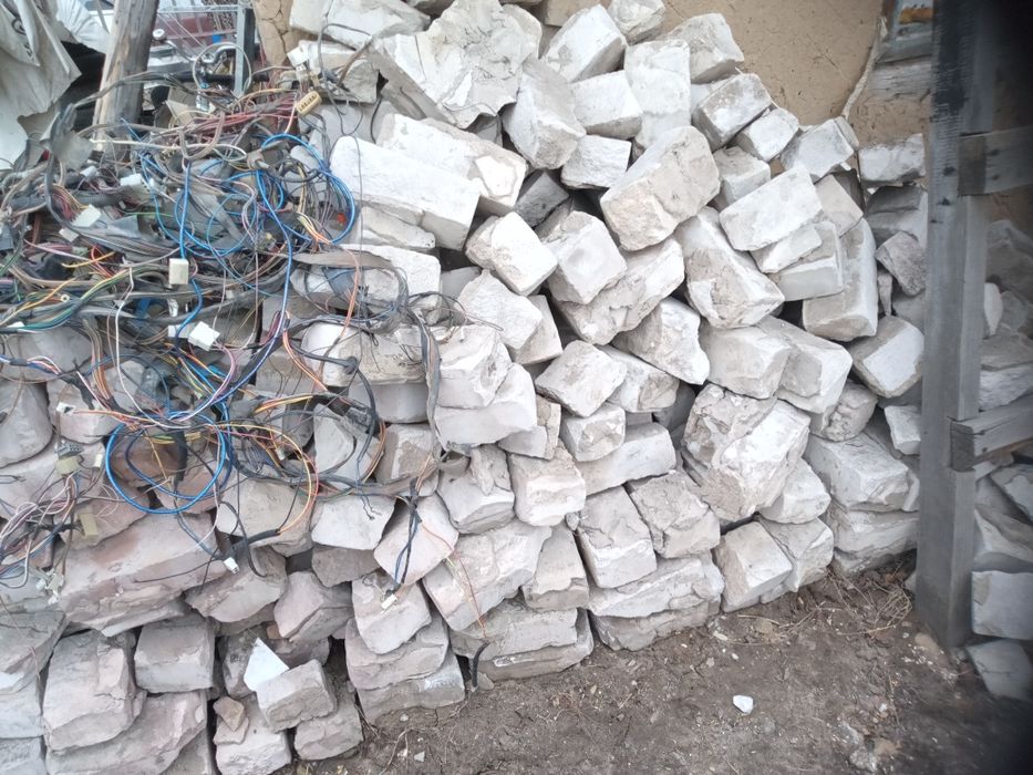 Жерди .кирпич.лесница