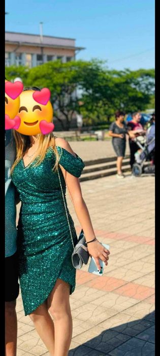 Зелена рокля с пайети