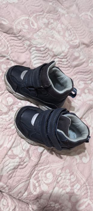 Продам детскую обувь осеннюю