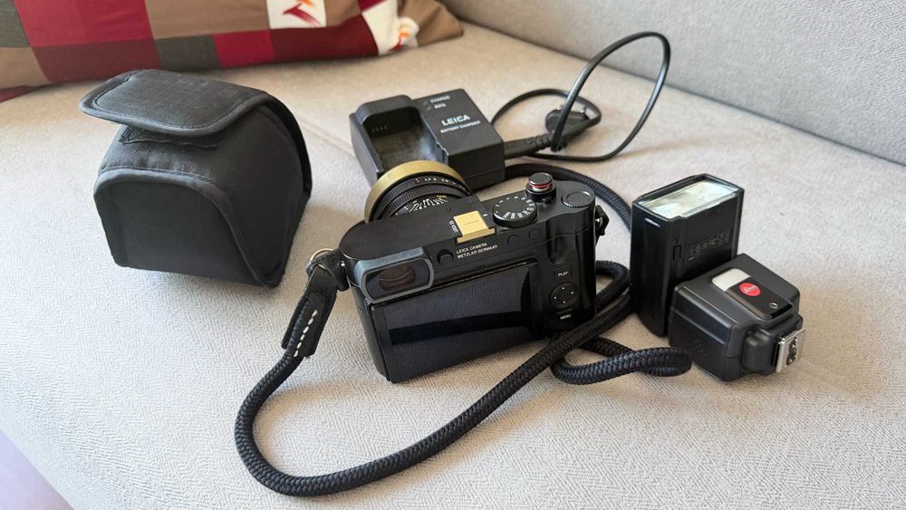Leica Q3 in very good condition with Flash
