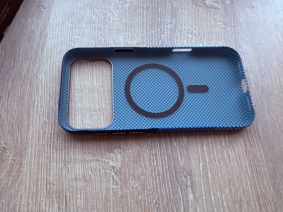 Карбонов кейс за iPhone 17pro max + подарък