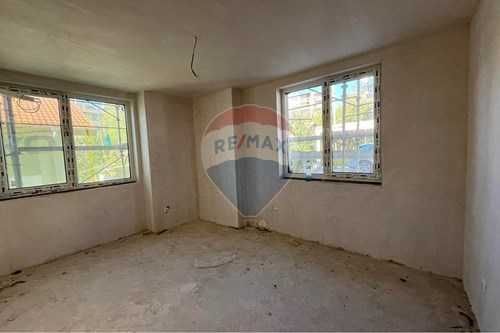 Продава се Тристаен апартамент в Шумен, Пазара - 92 кв.м за 1150 €/кв.м - Снимка #2