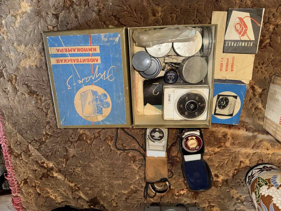 Ретро видеокамери, аксесоари и ленти.