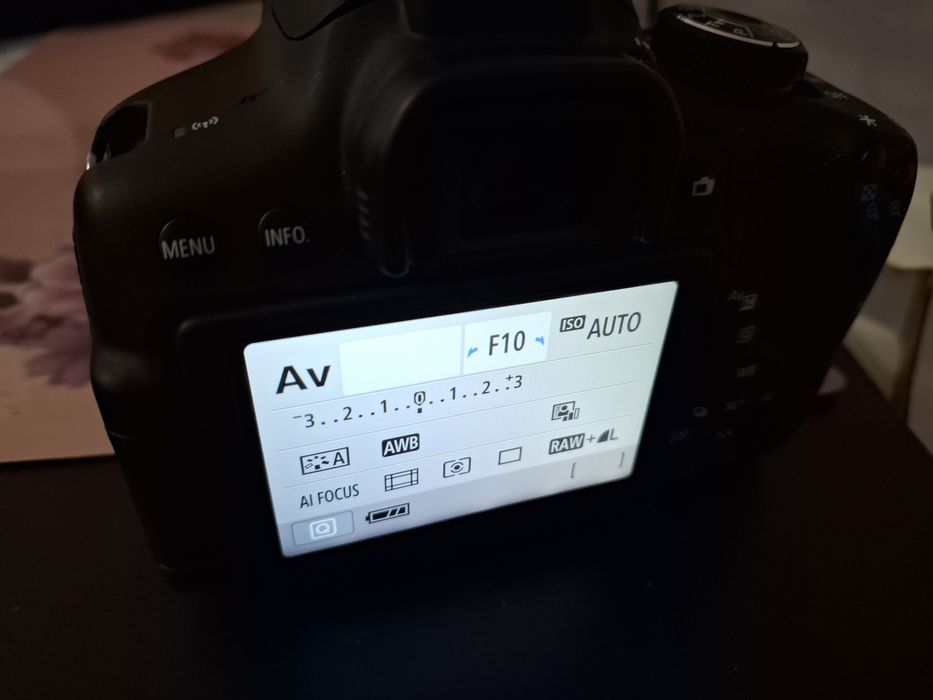 Kit Canon 750D + Obiectiv 18-55mm