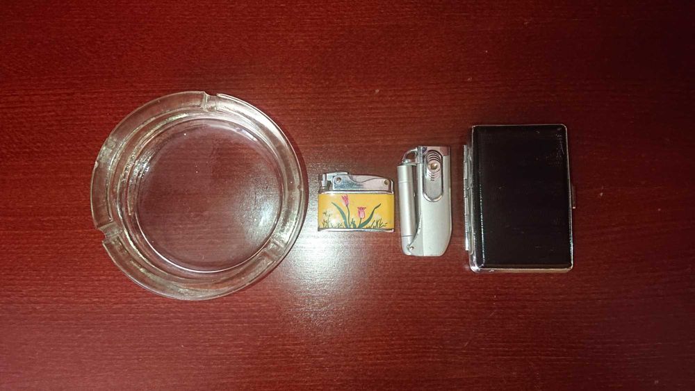 Стар масивен пепелник,запалки и здрава табакера.