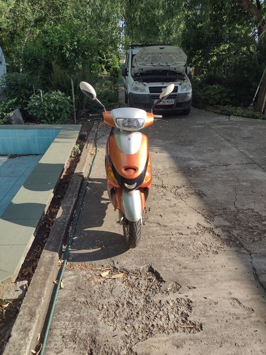 Vând scuter și roți iarnă cu jante aluminiu