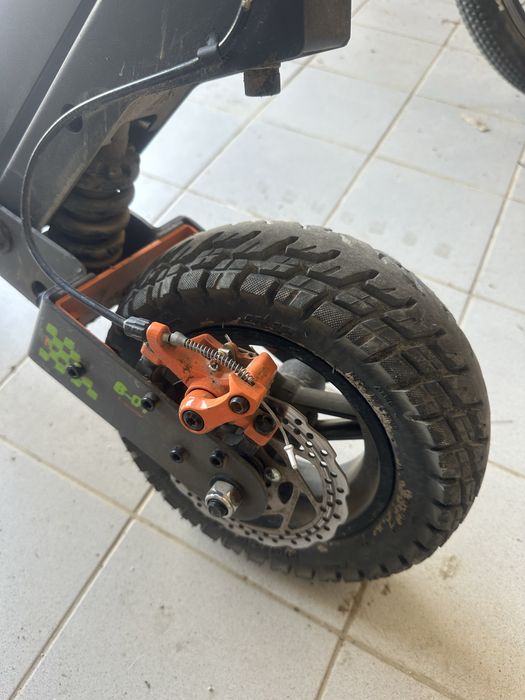 Trotinetă electrică KuKirin G4 – anvelope Road + Off-road incluse