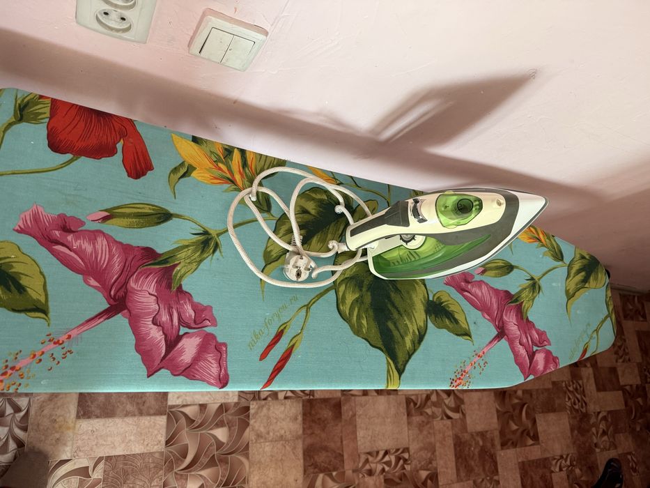 Утюг и гладильная доска