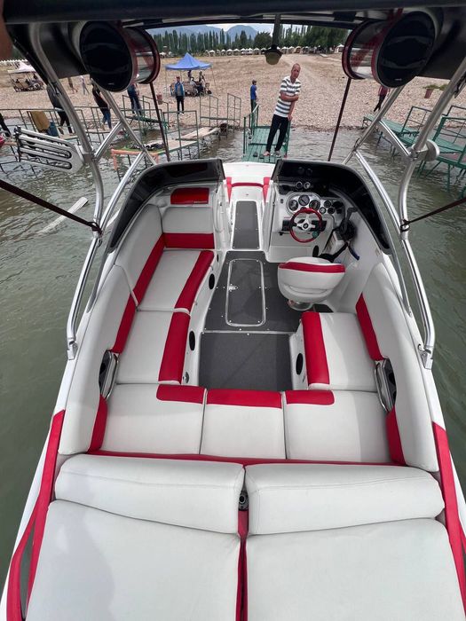 Прогулочный катера с подвесными моторами