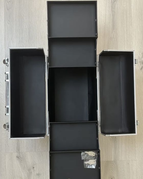 Серебристый кейс для косметики