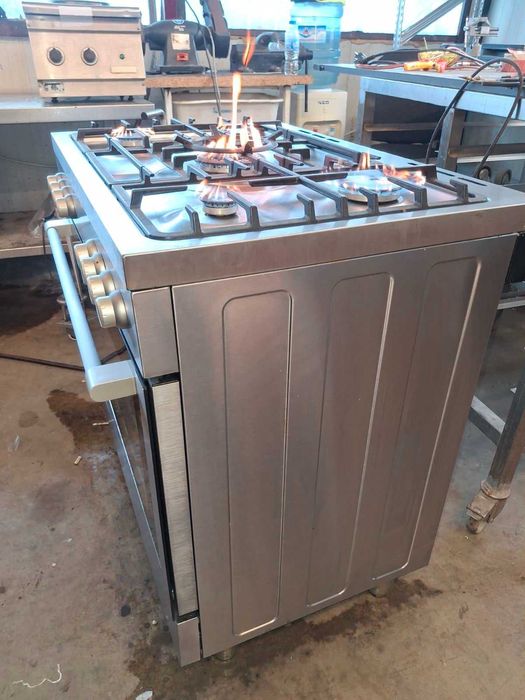 Газова готварска печка + 5 котлона