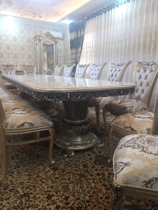 Стол стулья для гостиной