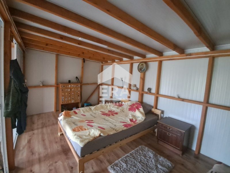 Ексклузивна, едноетажна, тухлена къща за продажба, с двор, ток и хидро