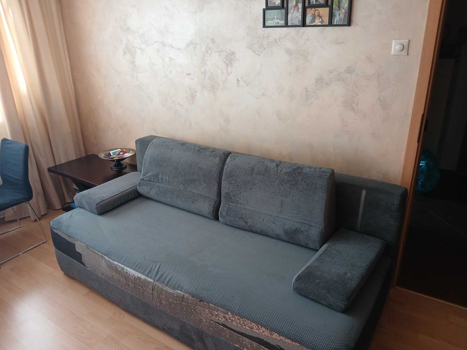 Canapea mare, extensibila,gri, fara brate,material catifelat.