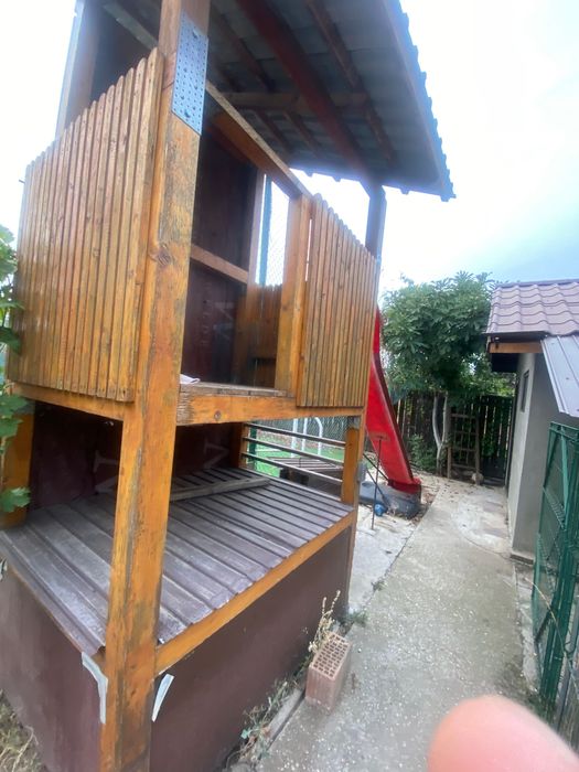 Loc de joaca copii. Tobogan. Perete catarari