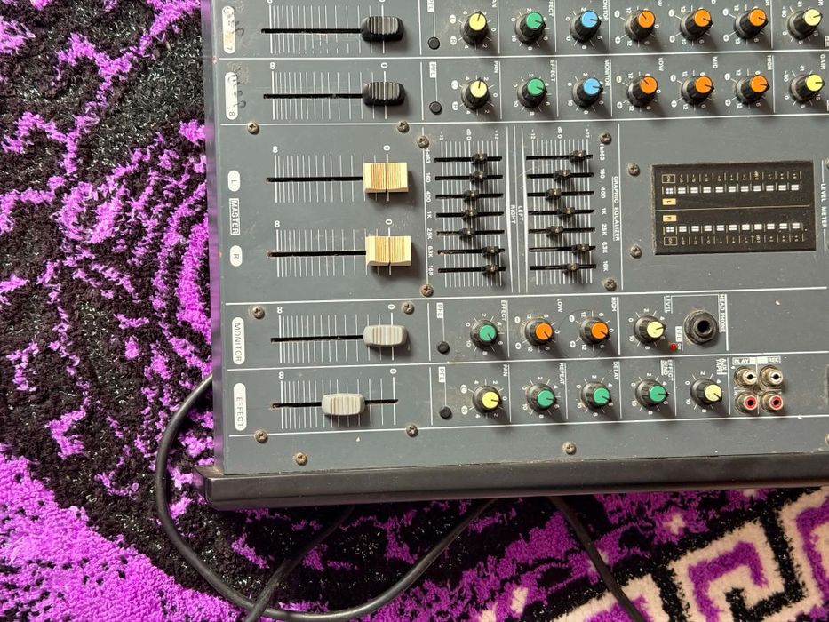 Vând mixer......