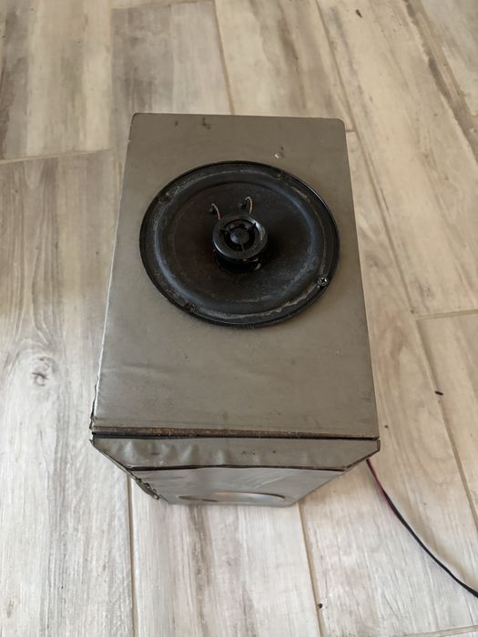 Boxă veche cu fir