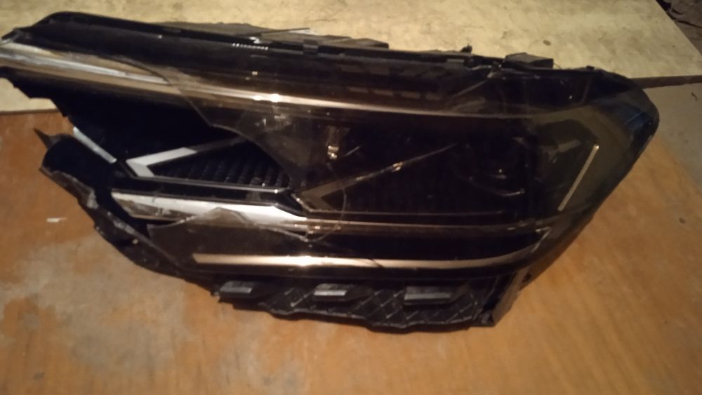 Фара левая VW POLO разбитая