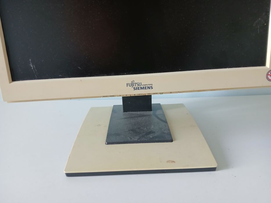 Стар компютърен монитор Fujitsu Siemens