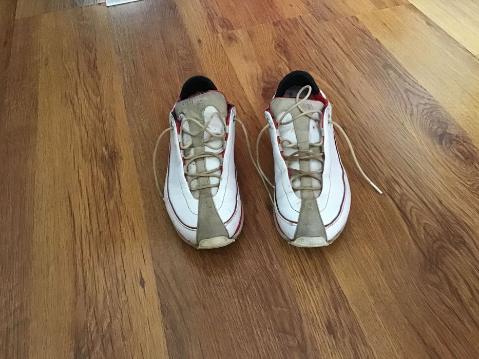 Vând încălțăminte Nike Air Jordan SL 23