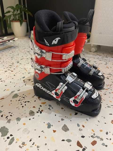 Vand clapari Nordica J4  si schiuri Fischer pentru copil 8-10 ani