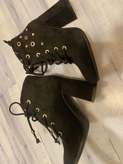 Дамски велурени боти с връзки