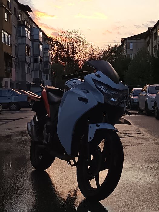 Vand honda Cbr125R oferim transport contracost