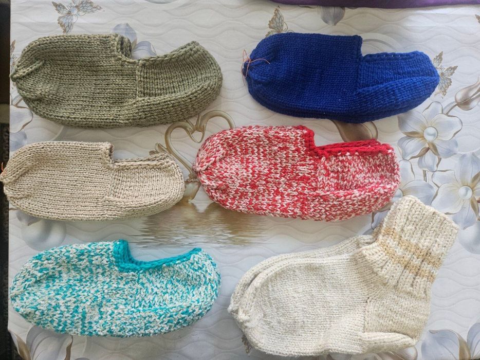 Носки вязаные для взрослых и пинетки для детей