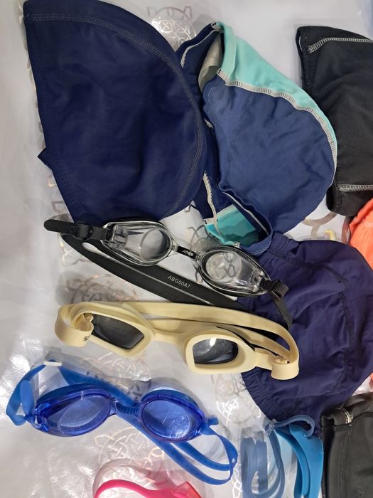 Спортивные шапочки для бассейна и очки.